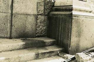 Fotografie zachycující smrt. „Stín“ na schodech poté, co se člověk vypařil při výbuchu v Hirošimě. - Médium.cz